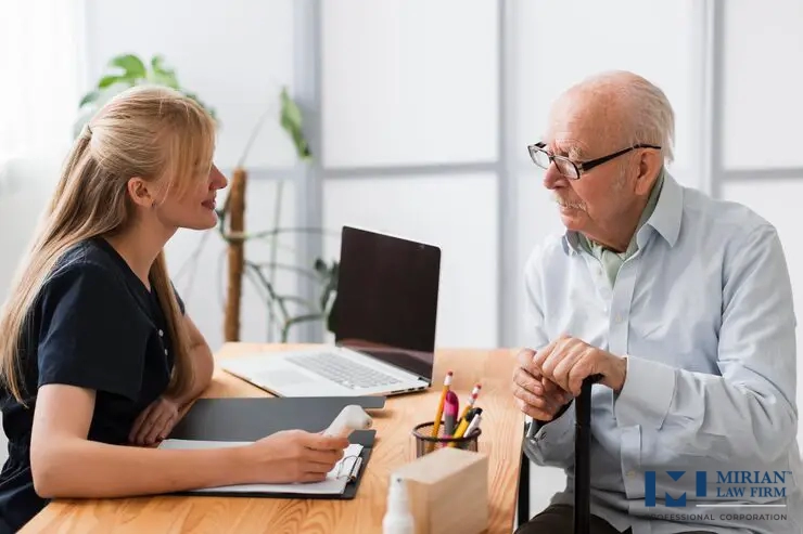 مشاوره پزشکی مردی مسن با عصا برای اثبات محدودیت‌های جسمی.