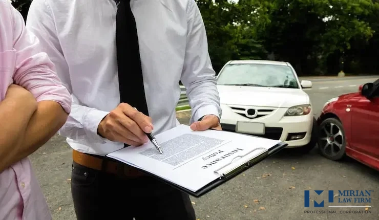 بررسی دقیق بیمه‌نامه و مستندسازی خسارات تصادف توسط کارشناس حقوقی.